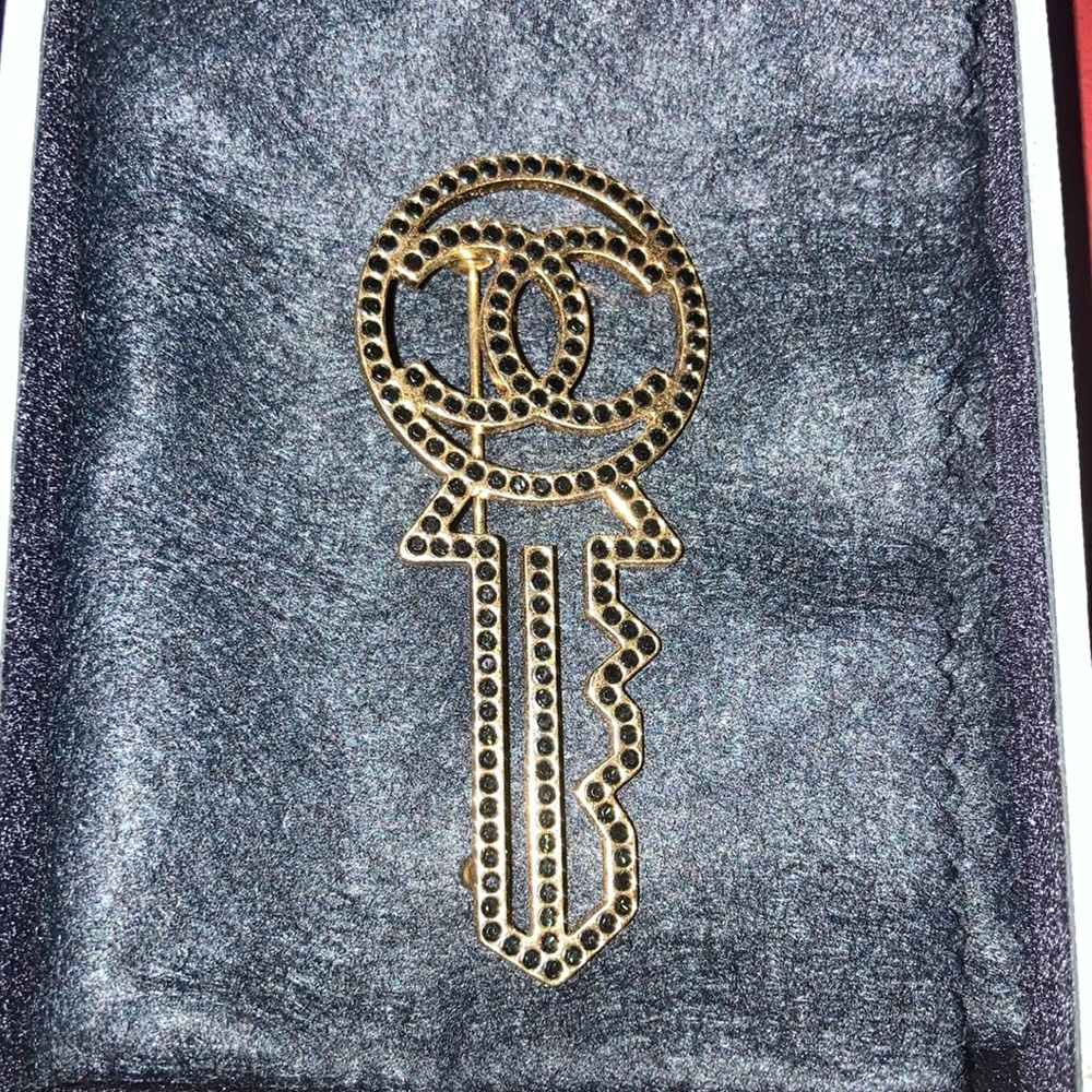 Chanel Vintage 1997 Key Brooch – Black Crystal CC Logo, Gold-Tone